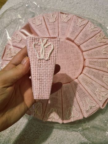 Boîtes rose a papillon blanc
