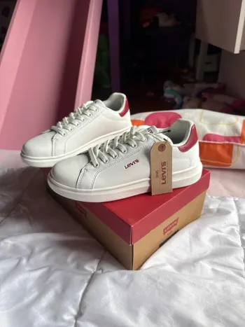 Jolie paire de baskets Levi’s neuves avec étiquette pointure 36