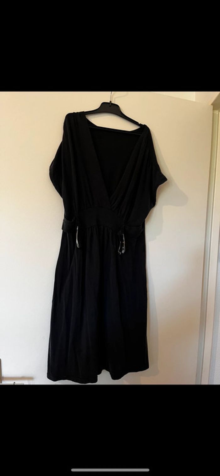 Belle robe noire avec attaches devant - photo numéro 2