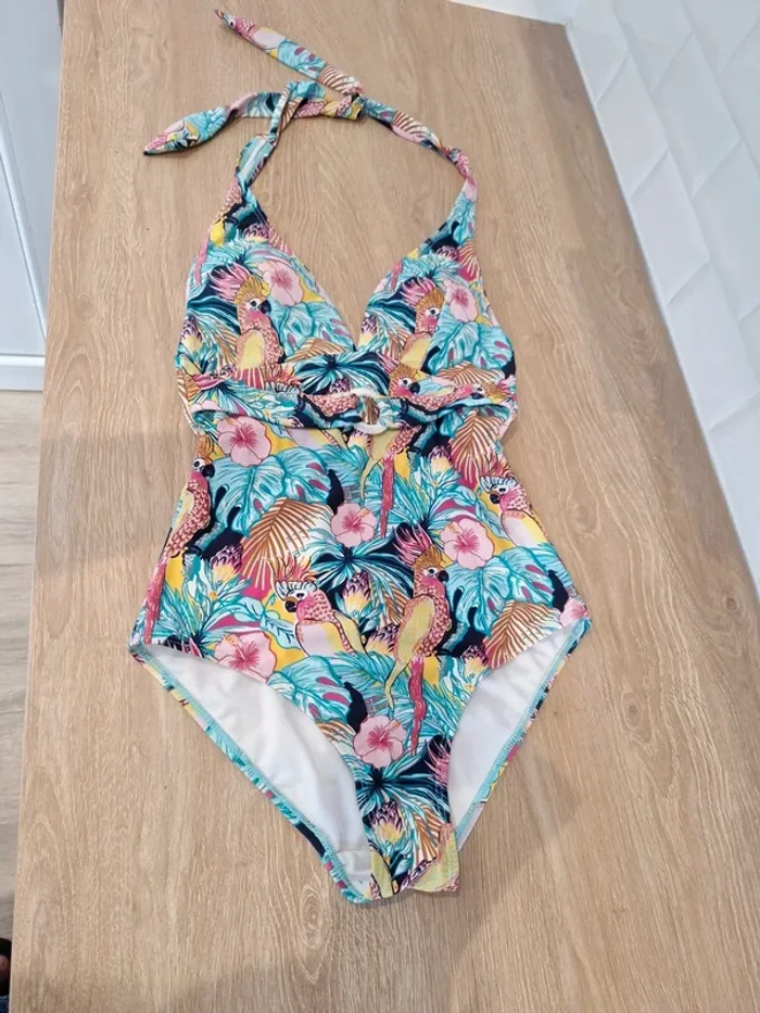 Maillot de bain T36 motifs fleurs