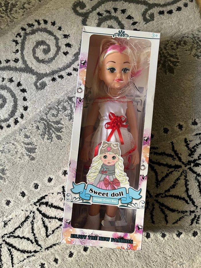 Grande poupée neuve idée cadeau
