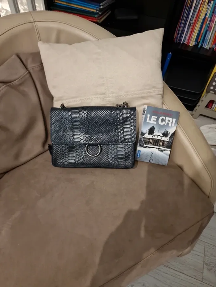 Sac bleu nuit aspect croco en cuir italien - photo numéro 9