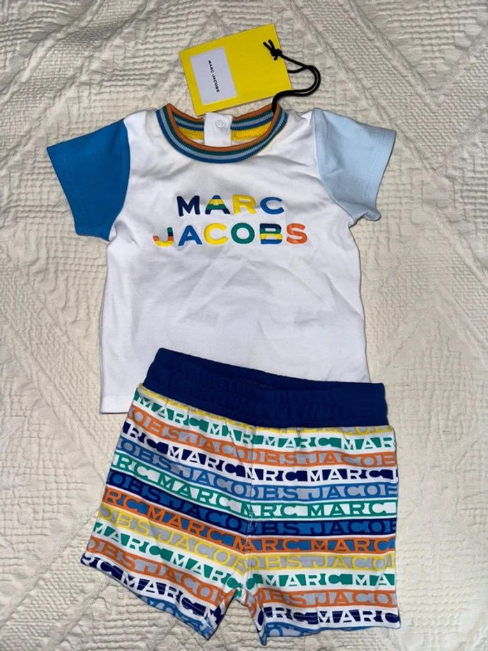Tres bel ensemble Little Marc Jacobs 1 mois