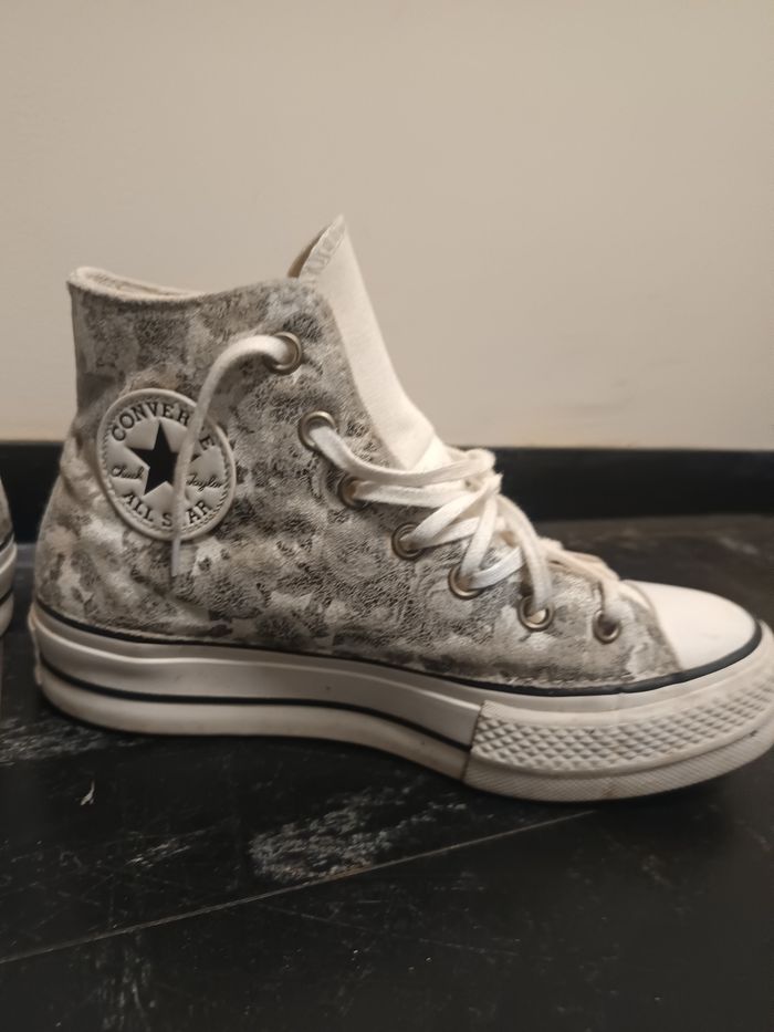 Converses plateforme à motif floral