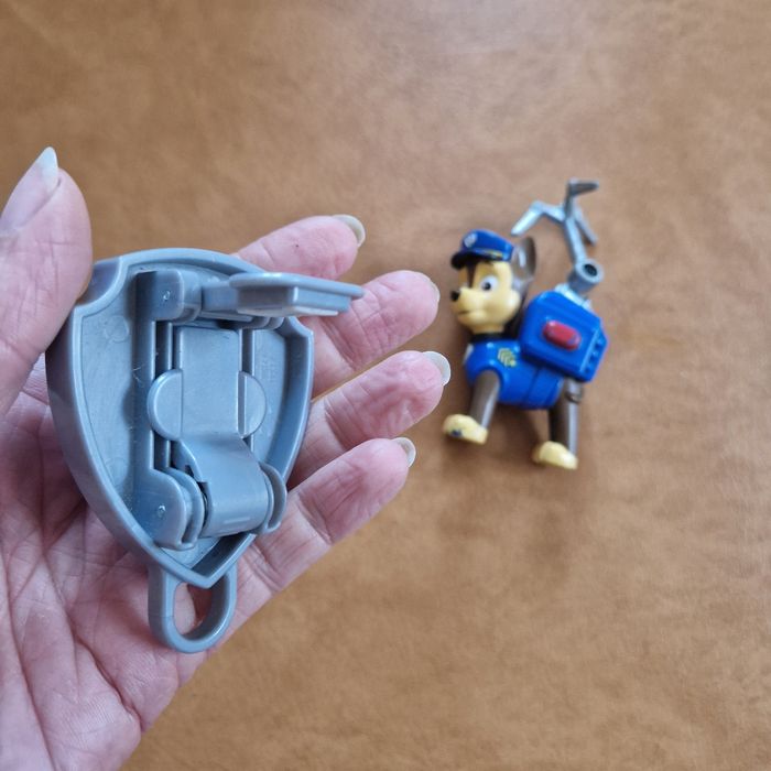Figurine chase et son badge pat patrouille - photo numéro 3