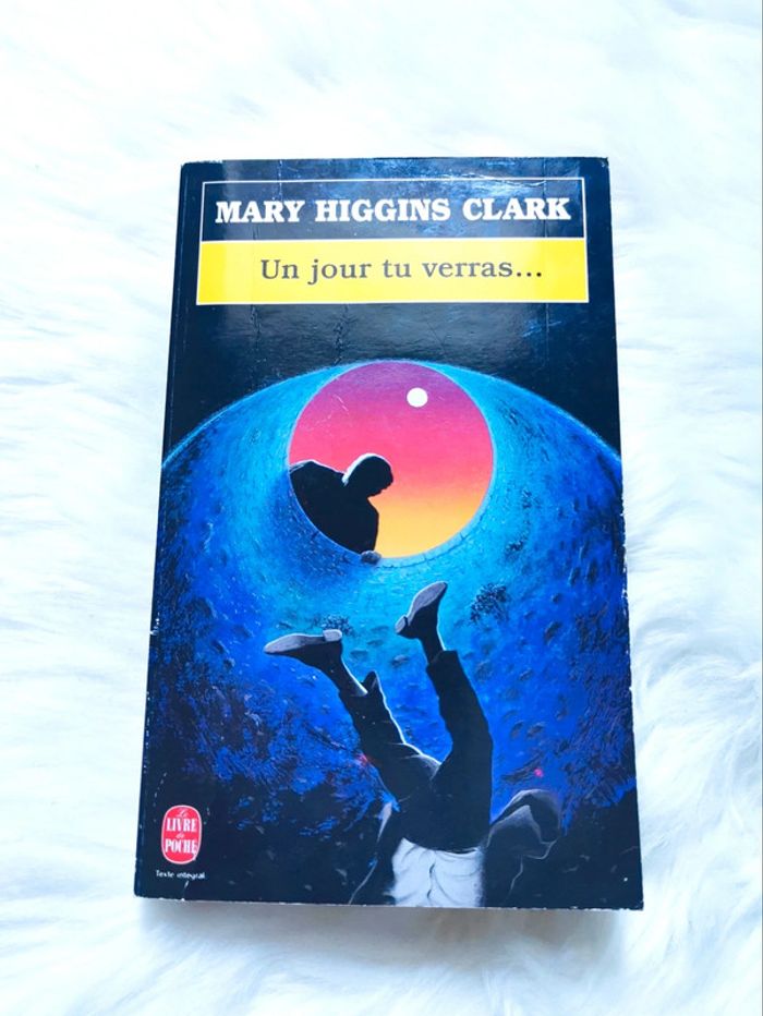 Livre Mary Higgins Clark : un jour tu verras 🖤