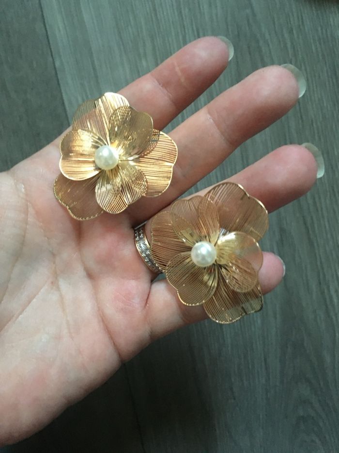 Boucles d’oreilles NEUVES pour femme en forme de fleurs 🌼 couleur doré - photo numéro 2
