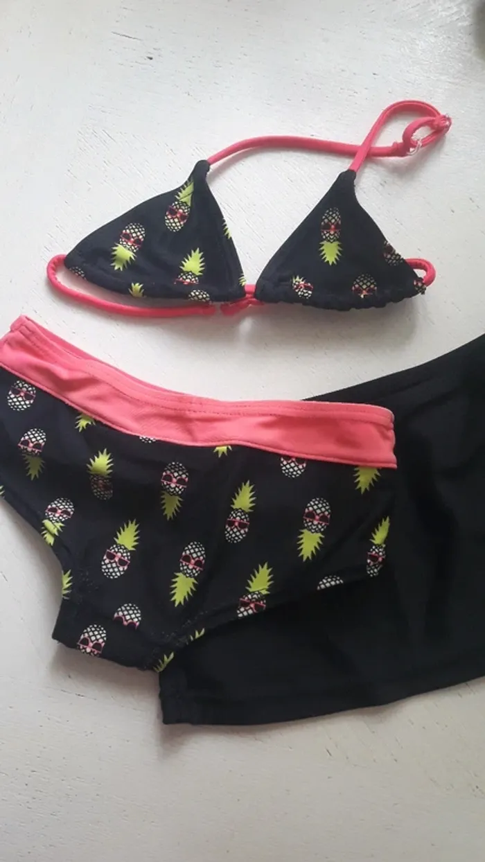 Ensemble maillot de bain 3 pièces en très bon état comme neuf 3 ans