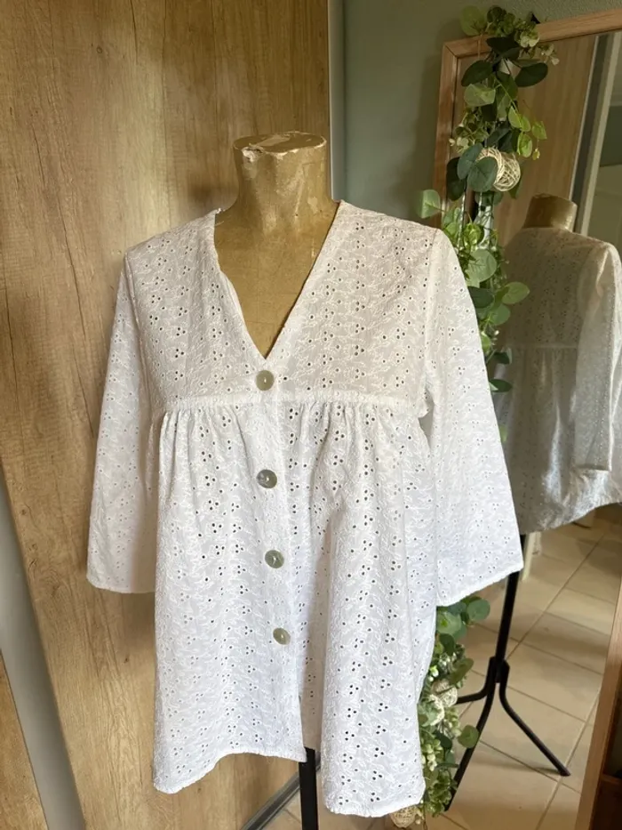 Très jolie blouse en broderie anglaise manches 3/4