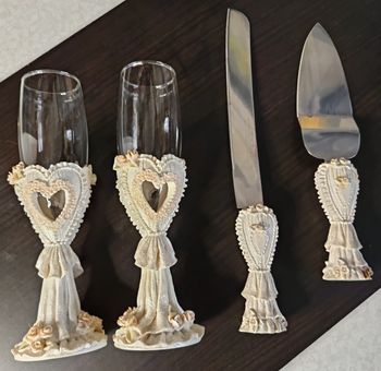 Lot d'accessoires de mariage pour les mariés 2 Flûtes en cœur, Couteau et Pelle