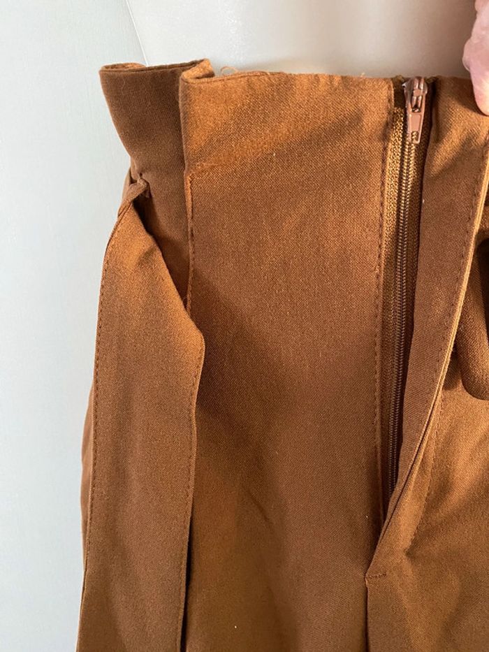 Bershka pantalon t 32  taille haute entre  marron moutarde des photos représentent bien la couleur - photo numéro 8