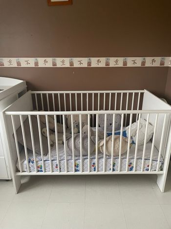 🛏️ Lit bébé blanc avec matelas – Très bon état