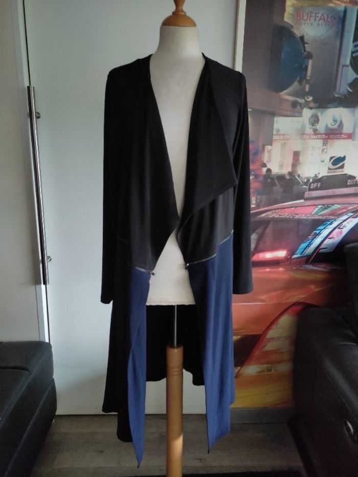 Gilet long deca T 40 peut ce mettre en cour grâce à la fermeture éclair