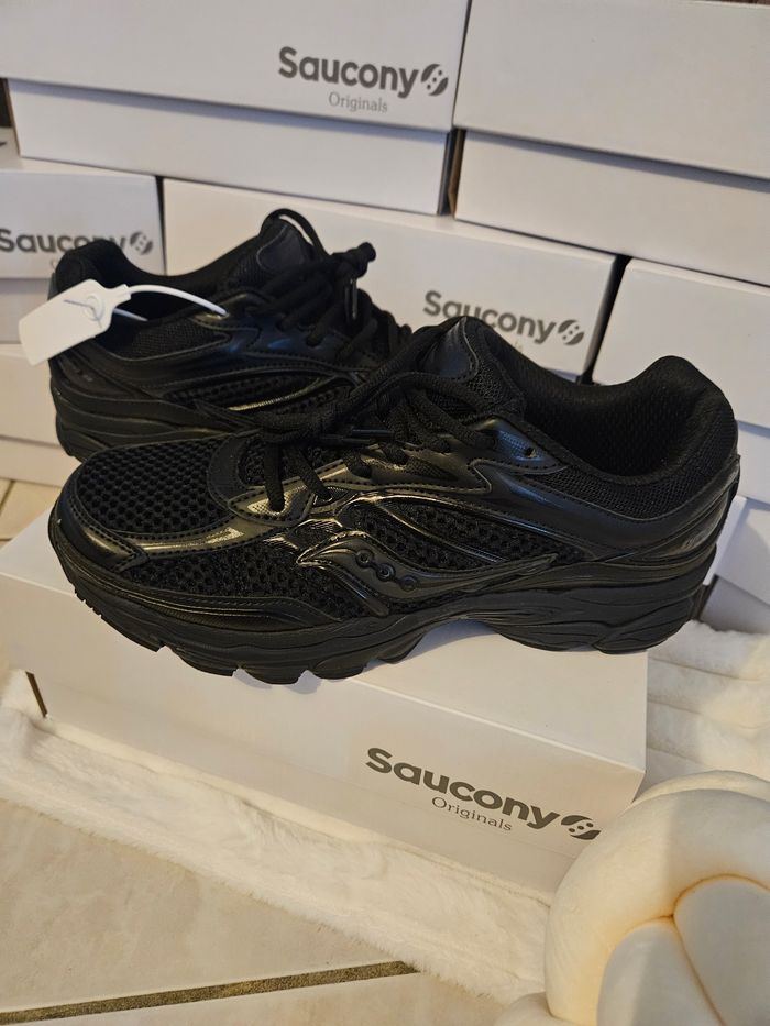 Paire Saucony Omni 9 noir taille 45 neuves