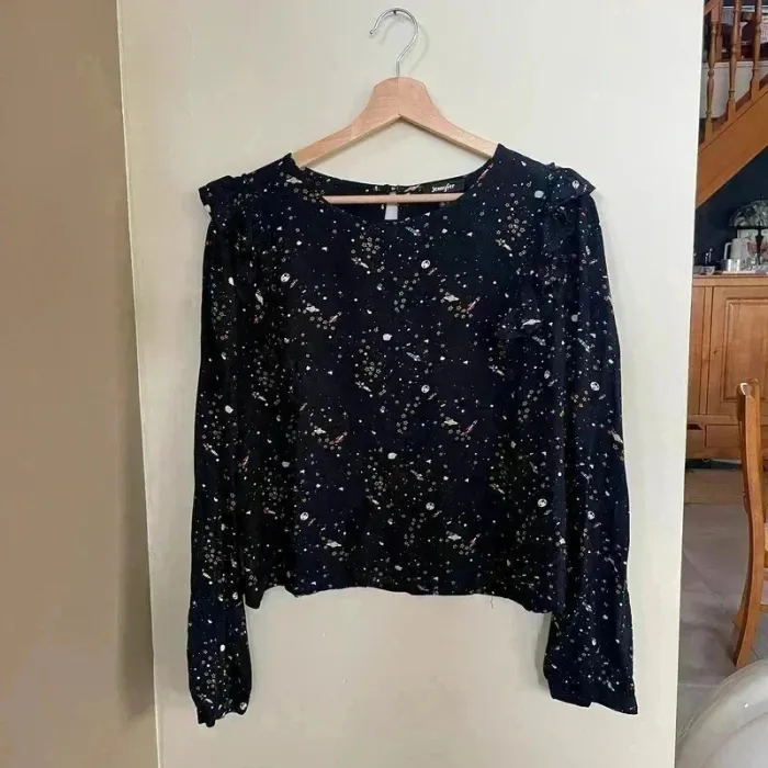 Blouse noire Jennyfer M imprimé espace, fusées & étoiles, manches longues, détail volanté V018