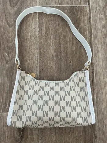 Petit sac d’épaule beige et blanc avec détaille doré