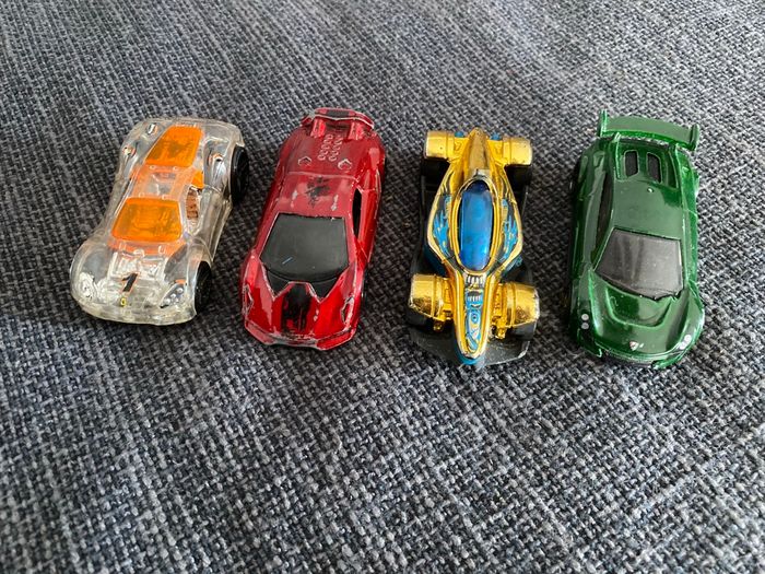 4 petites voitures hot wheels