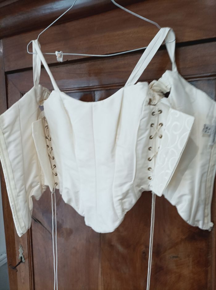 Robe de mariée  couleur ivoire matrimonia avec les gants ,un voile et un jupon. Possibilité d'une paire de chaussures en plus sur demande si ça plaît. - photo numéro 9