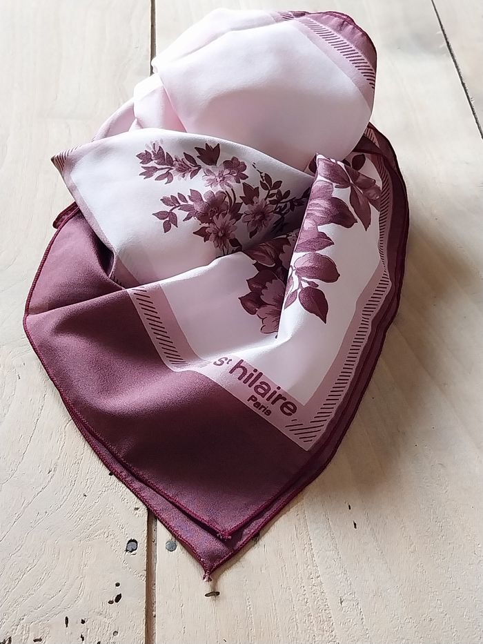 Foulard Saint Hilaire Paris motif fleurs rose pastel
