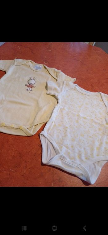 Lot de 2 bodies bébé taille 3 mois