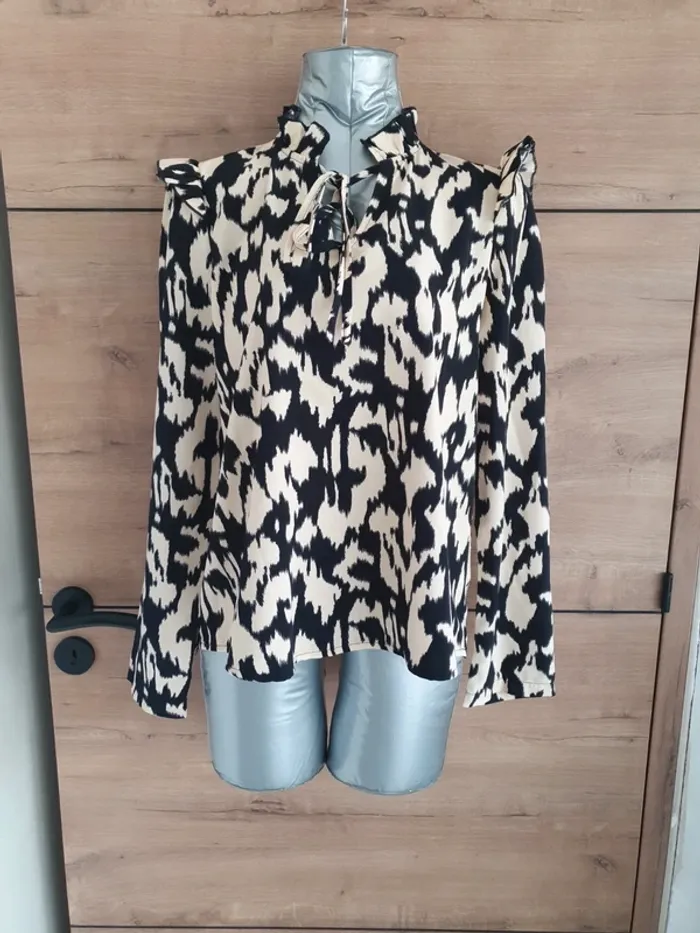 Blouse avec cordon volant épaule - photo numéro 2
