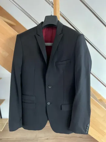 Veste de costume noire intérieur rouge