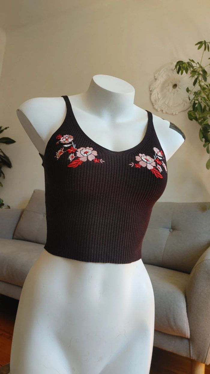 Crop top en maille brodé de fleurs décolleté noir - photo numéro 8