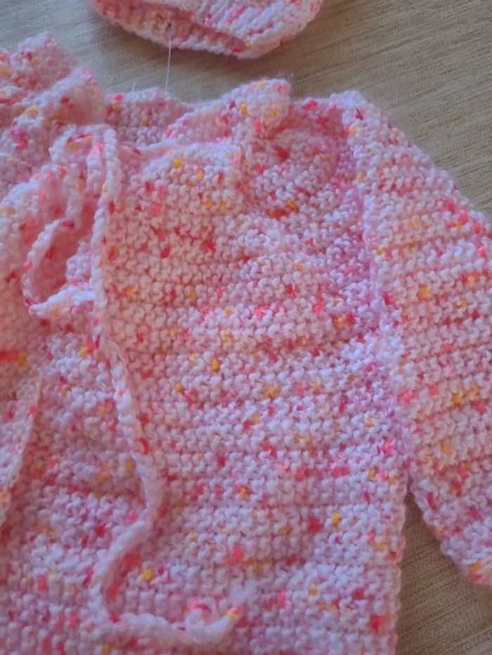 Gilet et son bonnet rose tricoté main - photo numéro 3