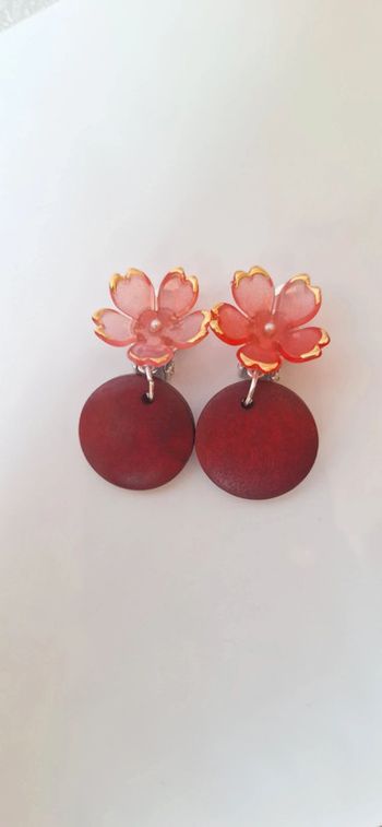 Boucles d’oreilles à clips rouges et fleurs roses foncé