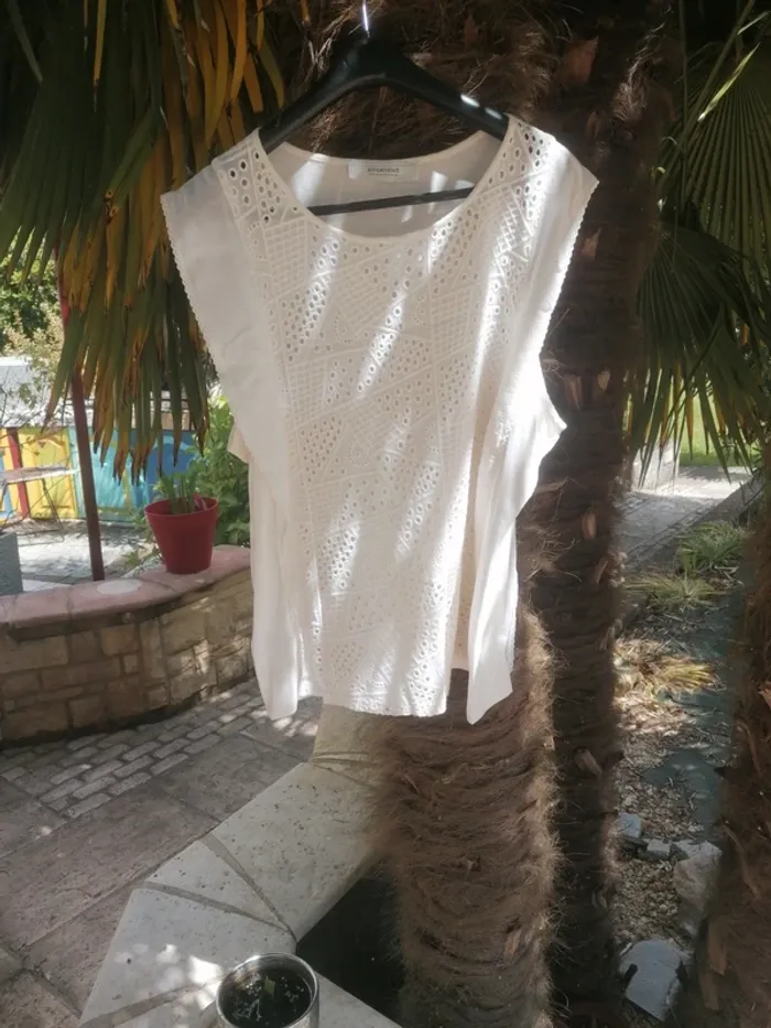 Top avec broderie - photo numéro 2
