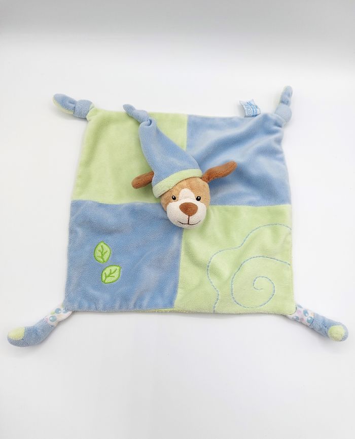 Doudou plat chien beige bonnet GIPSY bleu vert feuille spirale pied