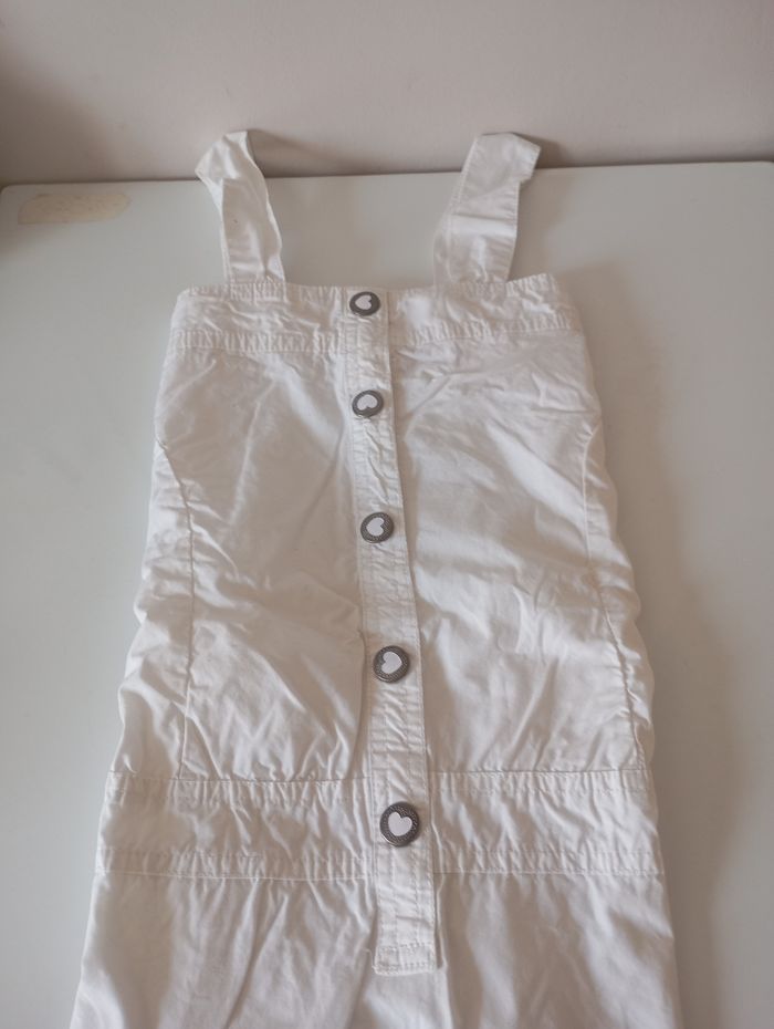 Robe coton blanc. 8 ans . Boutons pressions cœur. Larges bretelles. NKY.. Très bon état - photo numéro 3