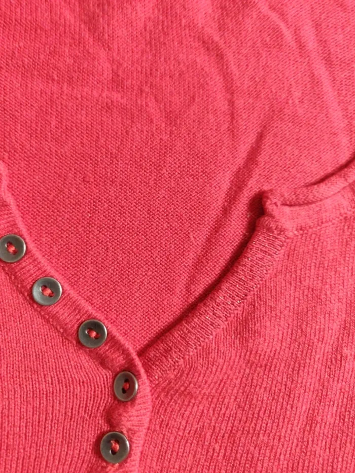 Pull léger Cache Cache rouge col V a boutons, détails paillettes, taille 1. - photo numéro 5
