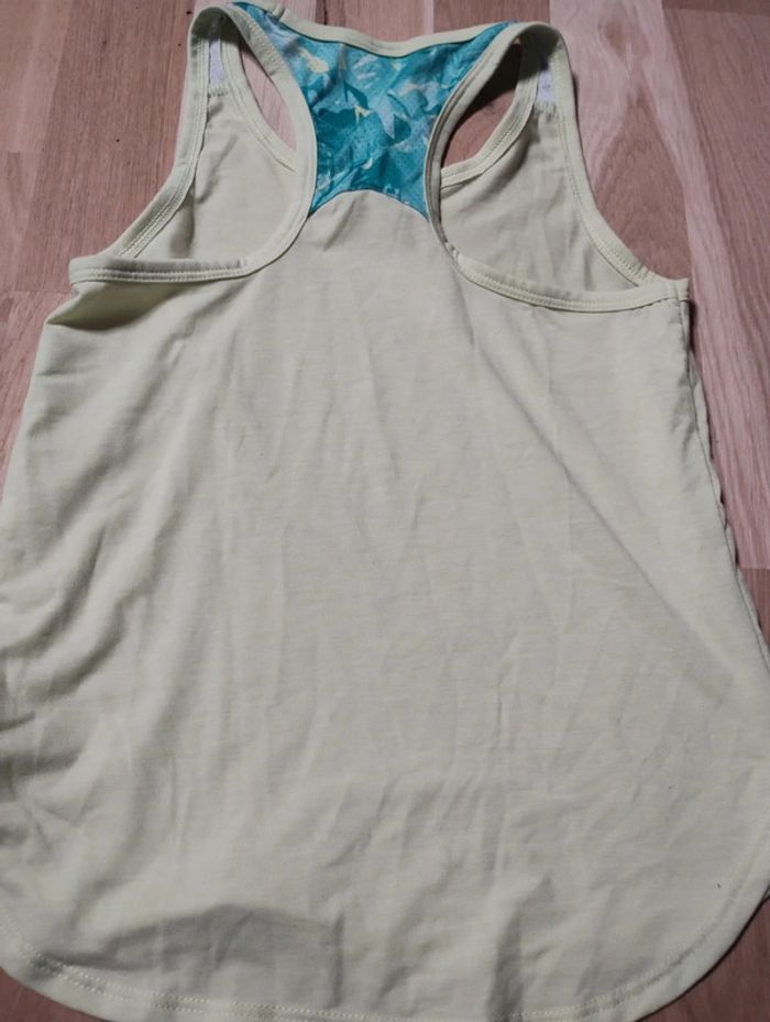 Tee-shirt shirt bretelles Sport Decathlon taille 7-8 ans en très bon état - photo numéro 2