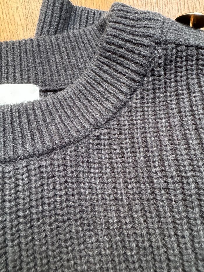 Pull noir avec boutons dorés - H&M - photo numéro 4