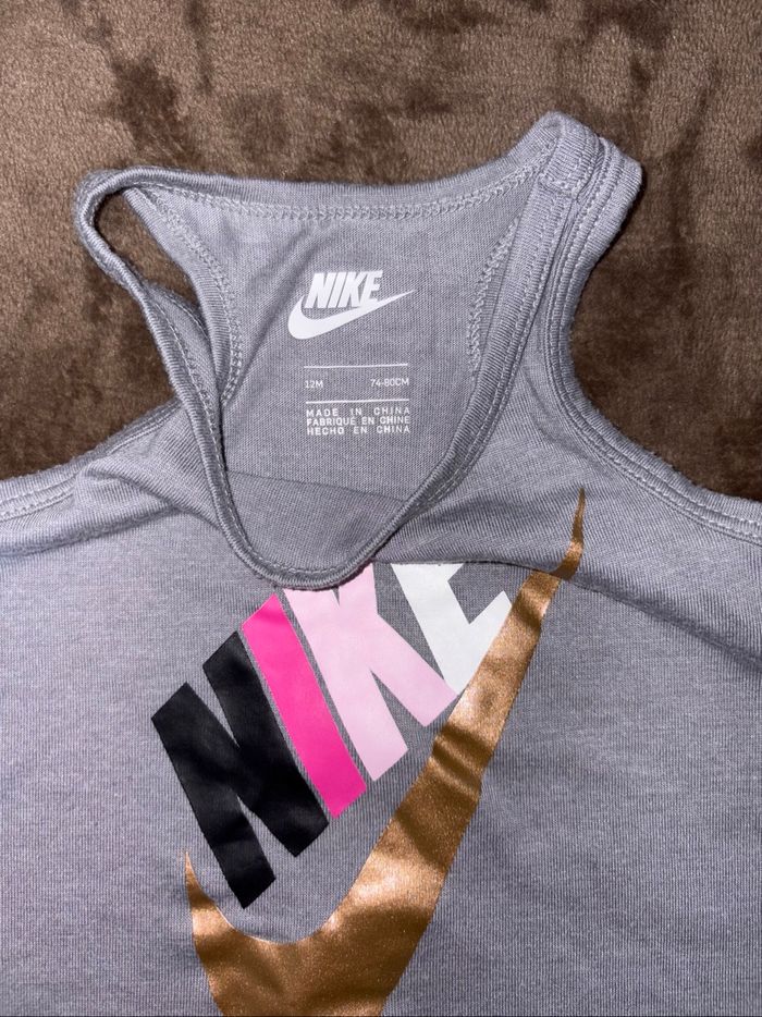 Débardeur Nike fille taille 12 mois gris en très bon état - photo numéro 2