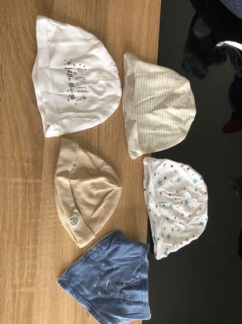 Lot bonnet et bavoir