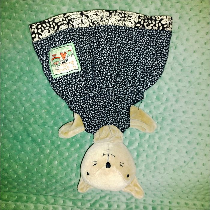 Doudou marionnette Agathe la chatte en robe noir est motif fleurs La grande famille Moulin roty