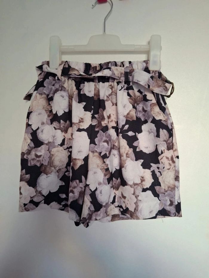 Short en crepe fleuris noir beige violet lilas kiabi taille S 36 - photo numéro 2