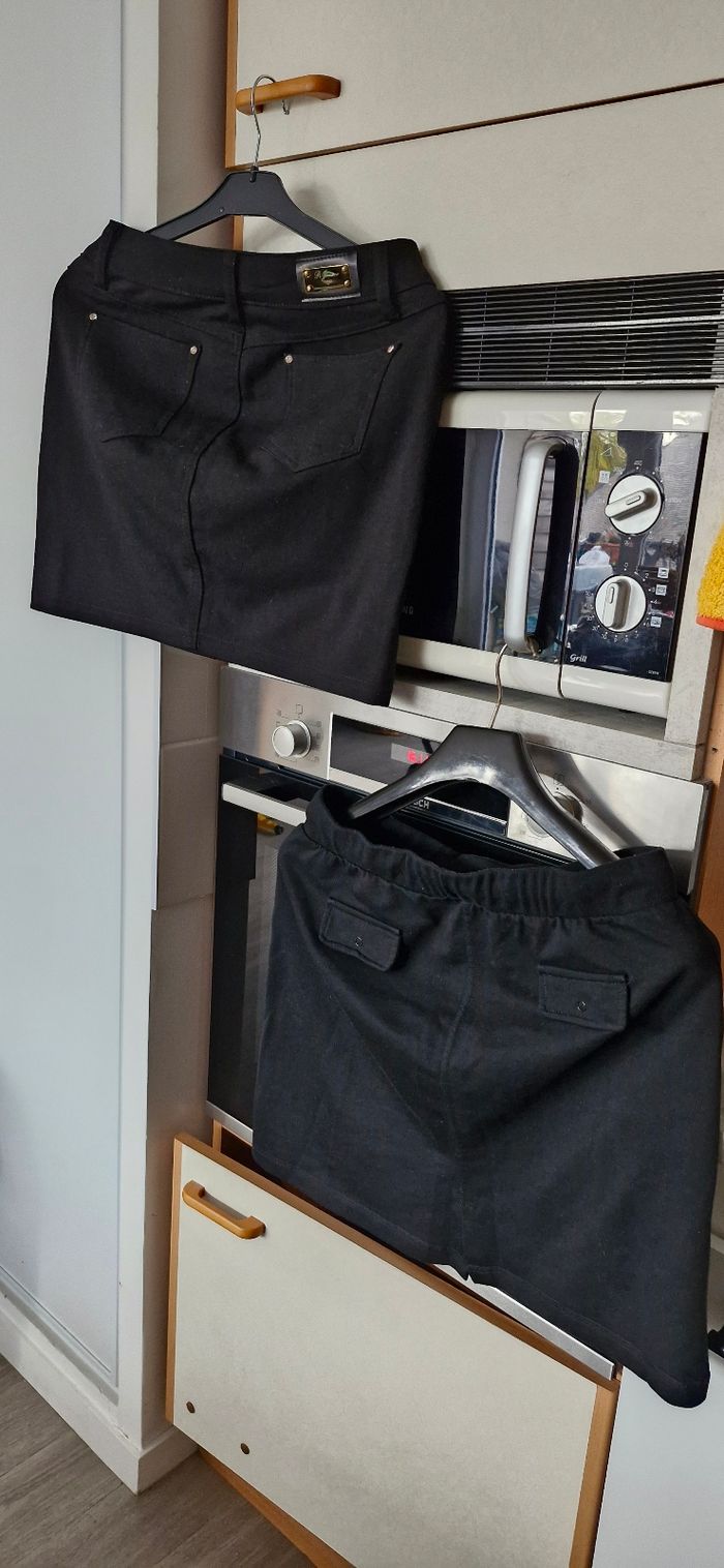 Vend 2 belles jupes noir  taille entre 2 et 3 - photo numéro 2