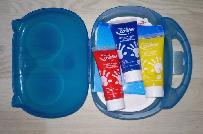 Mallette peinture aux doigts
Avec 4 pochoirs, 3 gros tubes de peinture aux doigts, 1 nappe et 2 plaquettes de stickers Maped
NEUVE - photo numéro 2