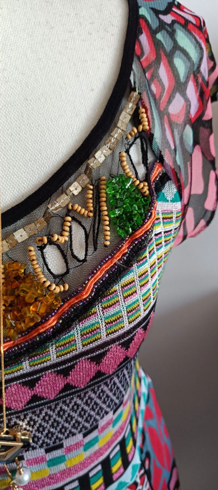 Jolie robe colorée avec perles brodées - photo numéro 7
