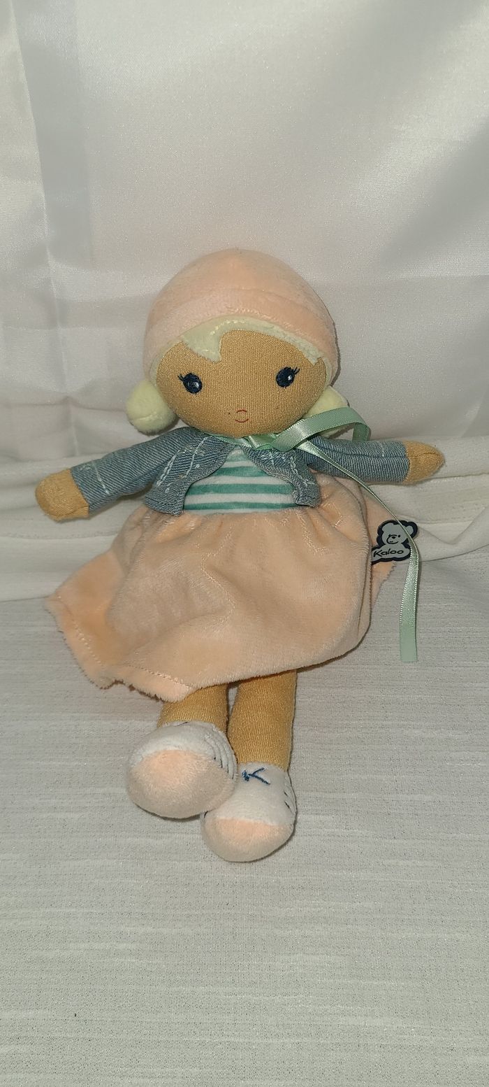 Peluche poupée KALOO fille Chloé robe beige veste jean - photo numéro 4