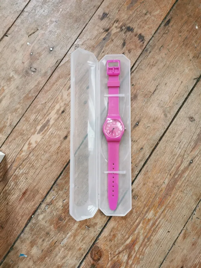 Montre rose Escada