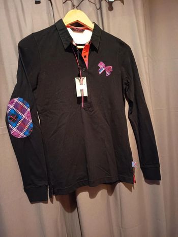 Polo femme . léger. Manches longues marque Bent criss. Fendu de chaque côté. Taille S.