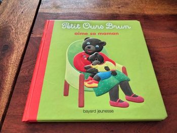 Livre intitulé petit ours brun aime sa maman Bayard Jeunesse