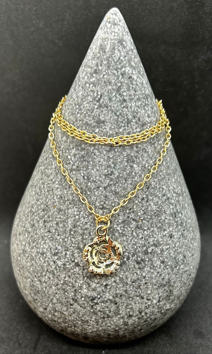 Collier fleurs ras du coup - photo numéro 3
