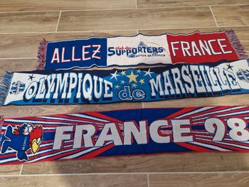 Lot d'echarpes de football  98