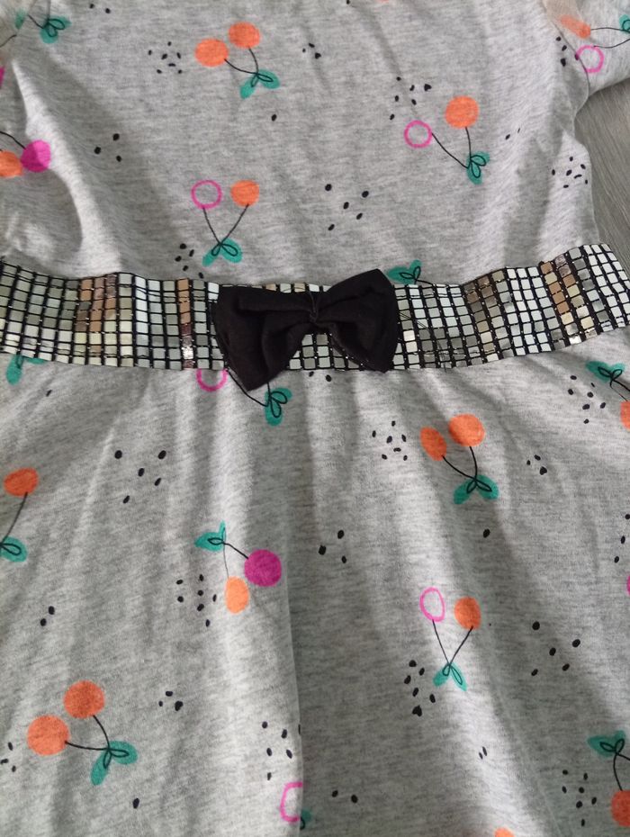 Jolie robe plus d' étiquette indiquant la taille correspond à un 12 mois - photo numéro 2