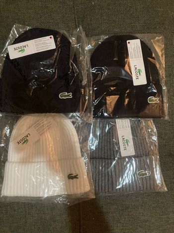 Lots 4 bonnets Lacoste 